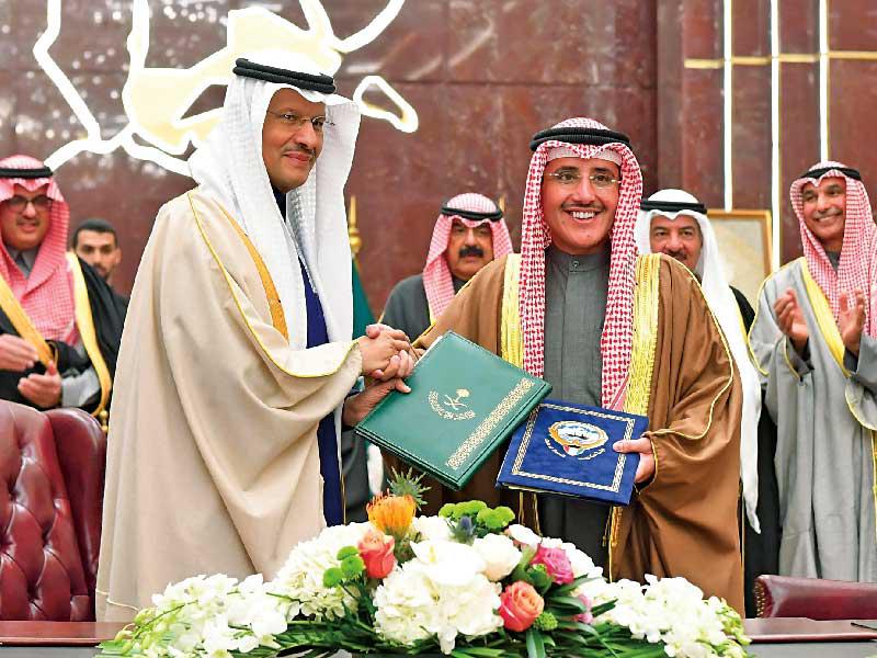 أحمد الناصر وعبدالعزيز بن سلمان خلال توقيعهما الاتفاقية أمسn