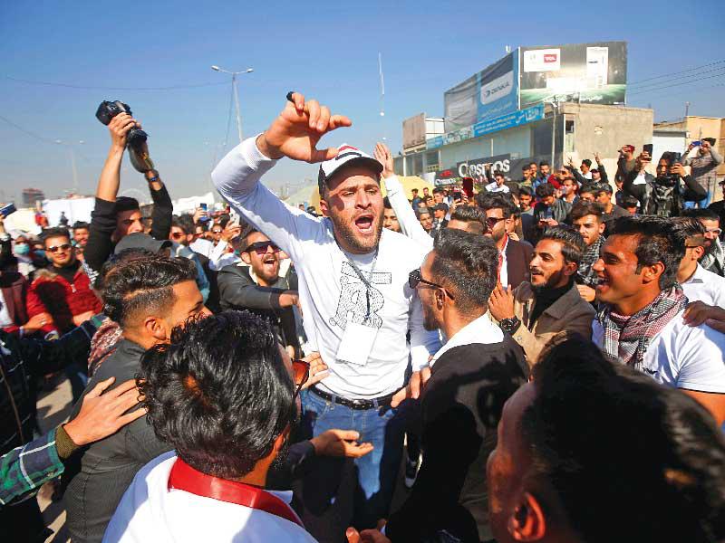 جانب من تظاهرة في البصرة أمس (رويترز)