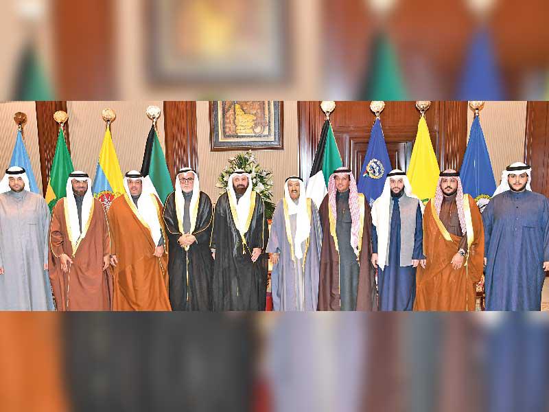 الأمير متوسطاً وفدي عائلتي الطبطبائي والدوسري أمس