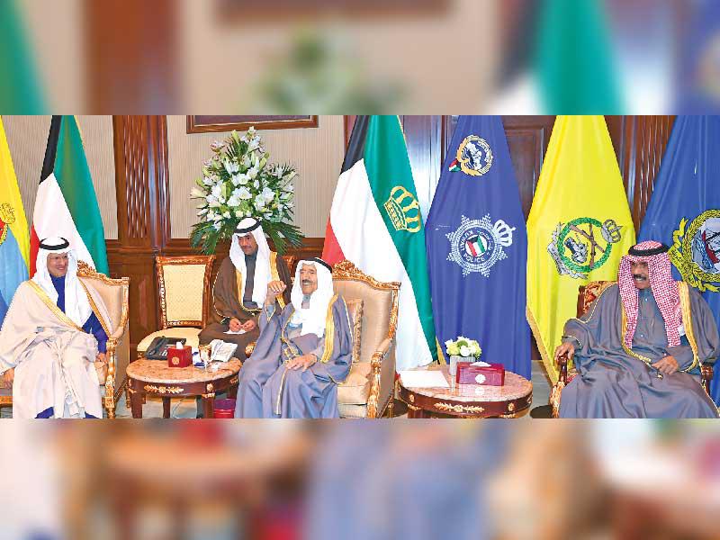 الأمير مستقبلاً بحضور ولي العهد وزير الطاقة السعودي أمس