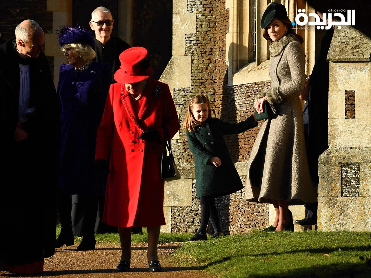 الملكة إليزابيث الثانية في بريطانيا والأميرة تشارلوت في كامبريدج البريطانية وكاترين دوقة كامبريدج يغادرون كنيسة القديسة مريم المجدلية في ساندرينجهام