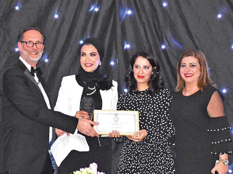 هالة الشربيني خلال تسلمها الجائزة