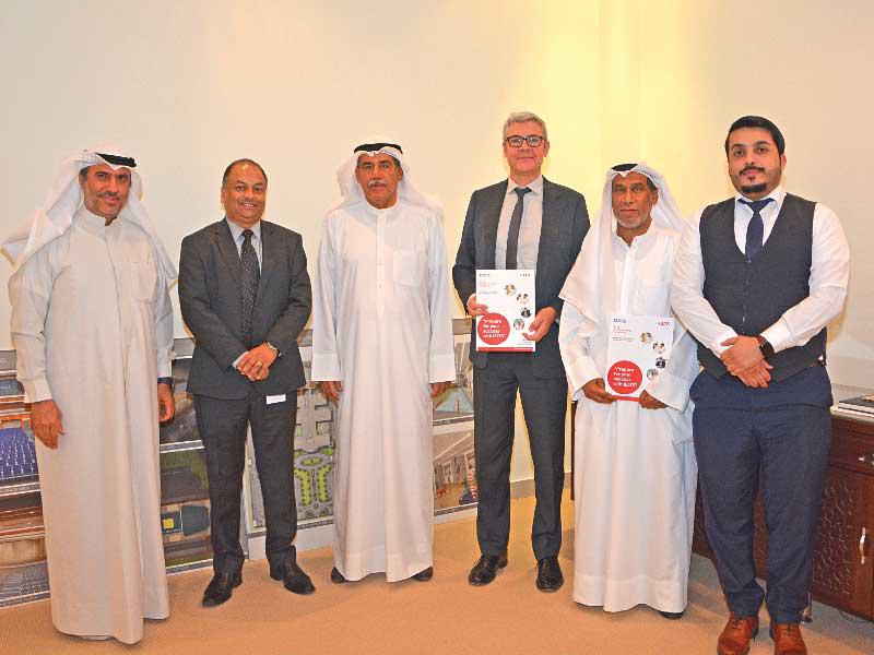 لقطة جماعية أثناء توقيع الاتفاقية