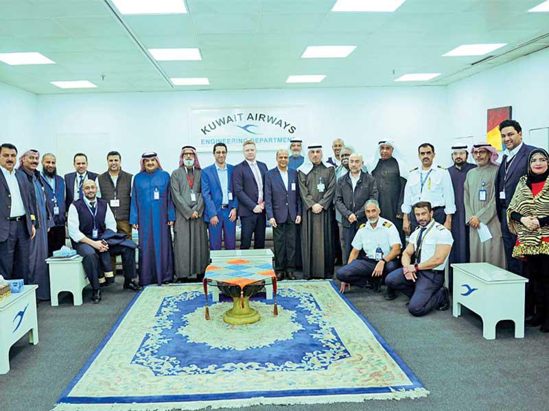 الكابتن عبدالحليم زيدان وفيصل العازمي يتوسطان موظفي دائرة الهندسة خلال الحفل