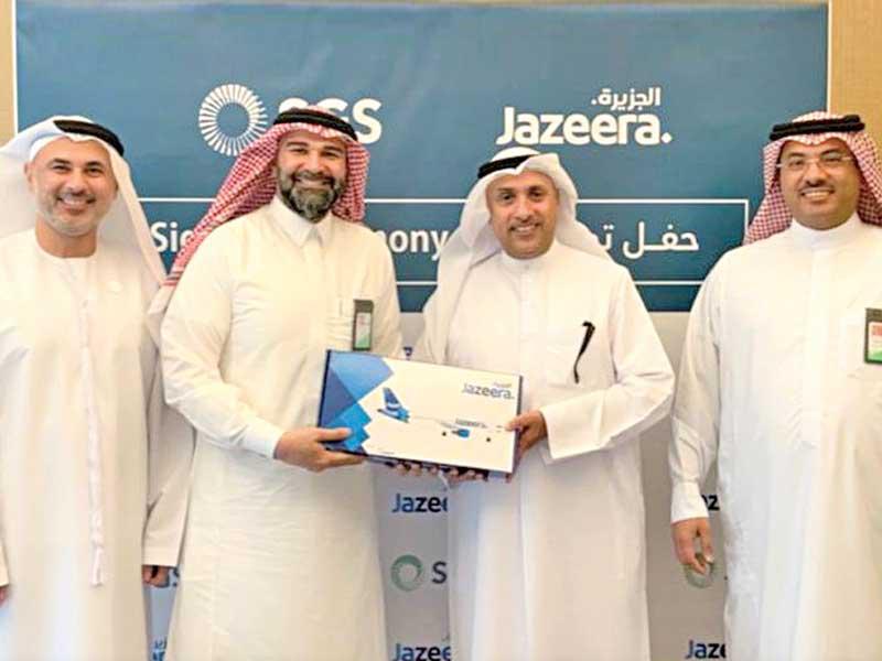 ناصر العبيد والكابتن فهد سندي خلال التوقيع