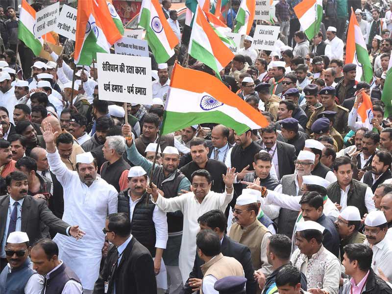 رئيس ولاية مادهيا بارادش المعارض يقود تظاهرة ضد قانون التجنيس والتعداد السكاني في الهندt(أ ف ب)