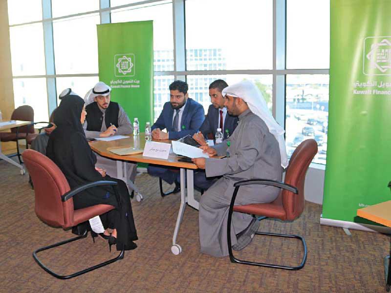 جانب من مقابلات التوظيف لبنك بيت التمويل 
