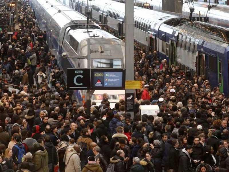 إضراب العاملين بوسائل النقل في فرنسا