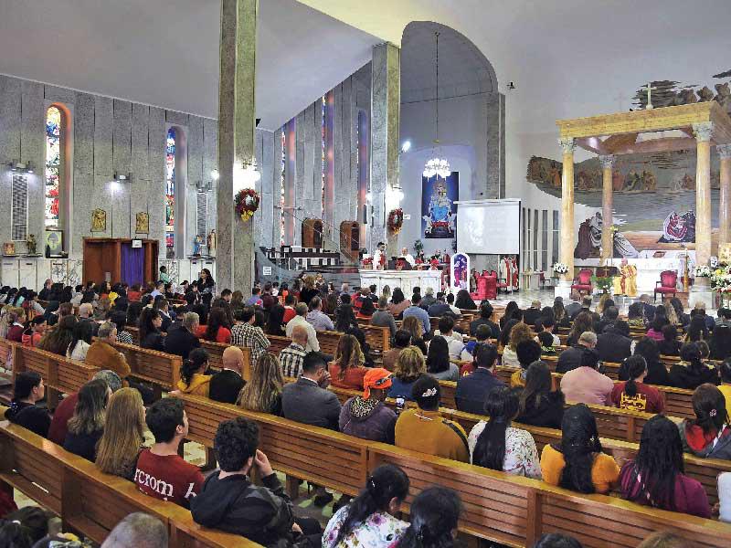 جانب من قداس الميلاد في الكنيسة الكاثوليكية ليل أمس الأول (تصوير عوض التعمري)