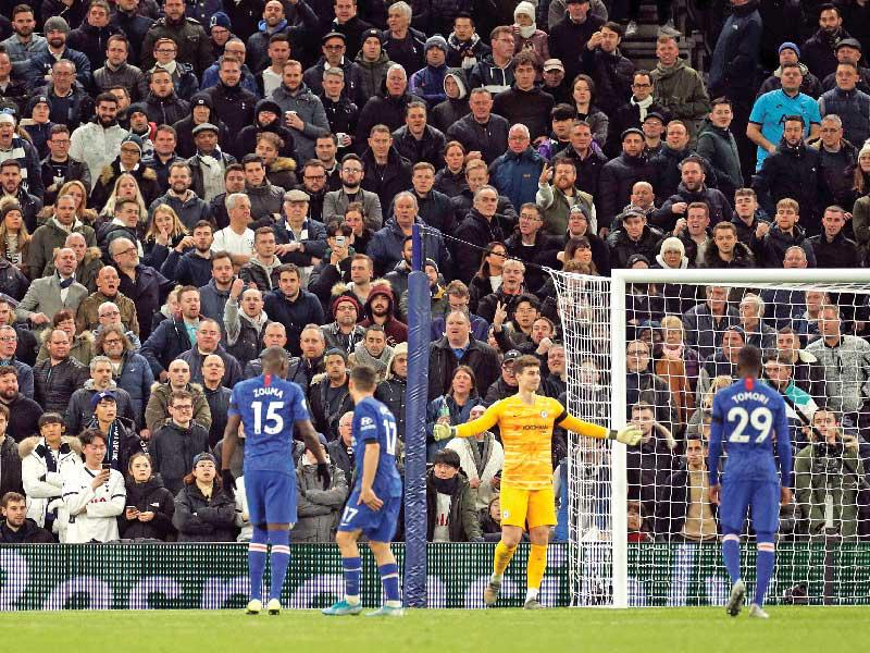 جماهير توتنهام تعتدي على حارس مرمى تشلسي