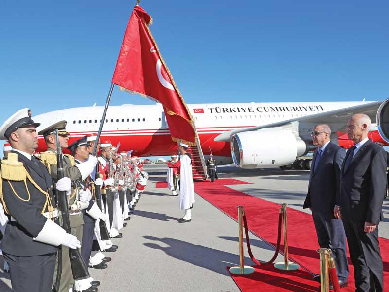 الرئيس التونسي قيس سعيد والرئيس التركي رجب طيب إردوغان يستعرضان حرس الشرف بمطار قرطاج في تونسt(رويترز) 