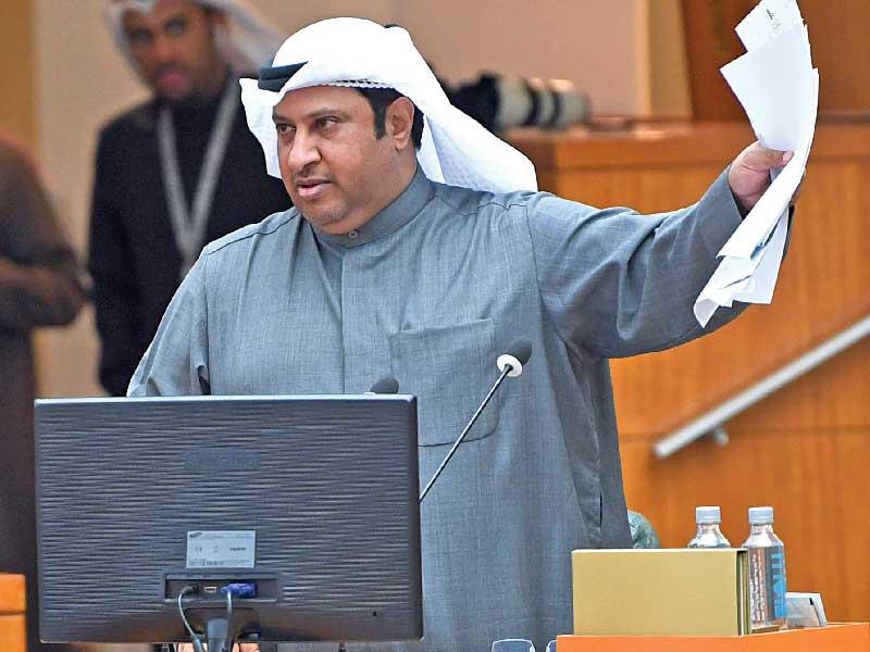 السبيعي عارضاً مستنداته