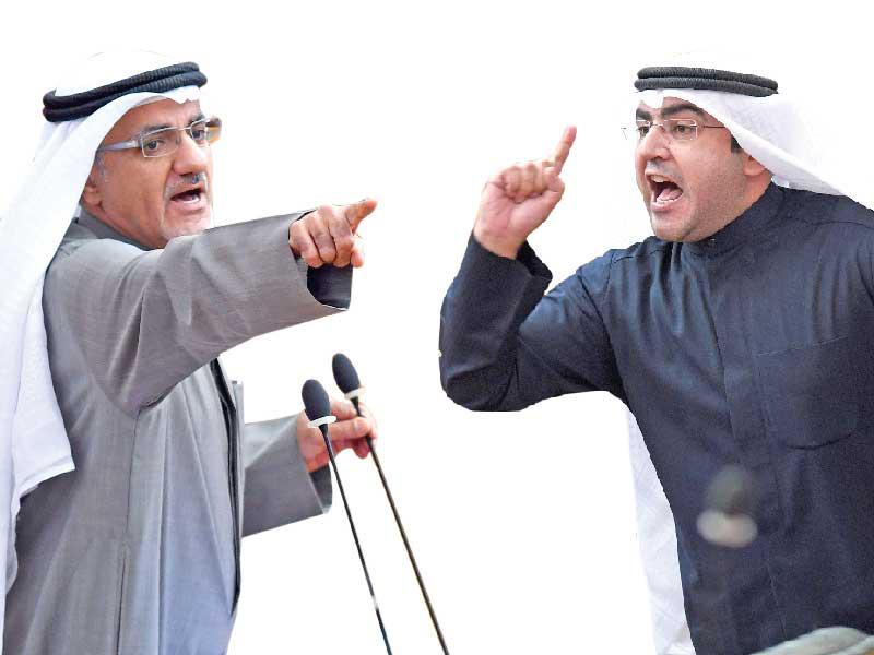 من يمين الصورة كل من النائبان عبدالكريم الكندري و خليل عبدالله