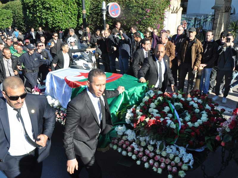 حشود تحيط بنعش رئيس الاركان الجزائري الفريق قايد صالح في العاصمة الجزائرية tt           (أ ف ب)