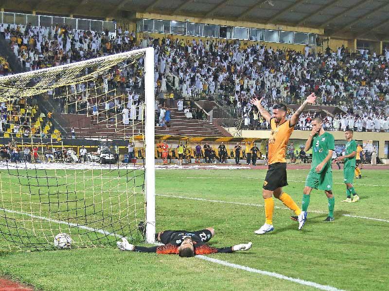 لوكاس قاوتشيو محترف القادسية  وسليمان عبدالغفور حارس العربي في آخر لقاء جمع الفريقين