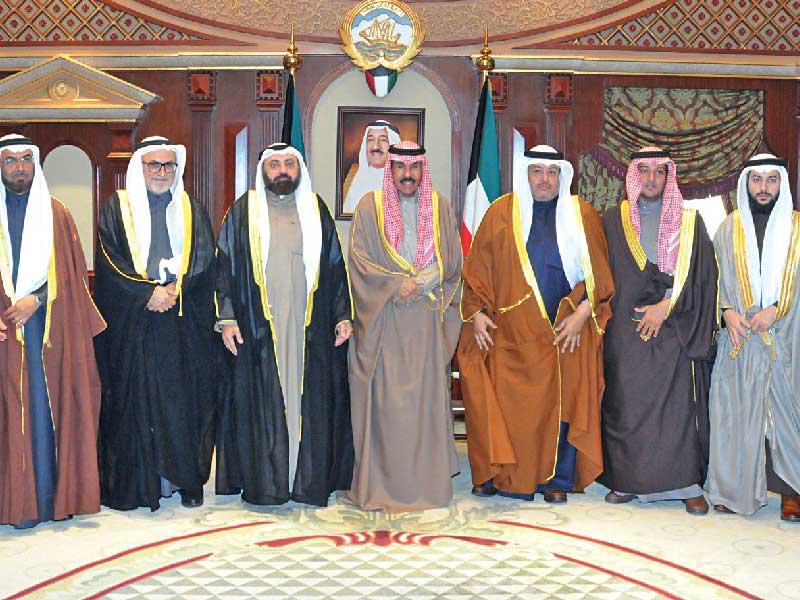 ولي العهد خلال استقبال شخصيات من عائلتي الطبطبائي والدوسري