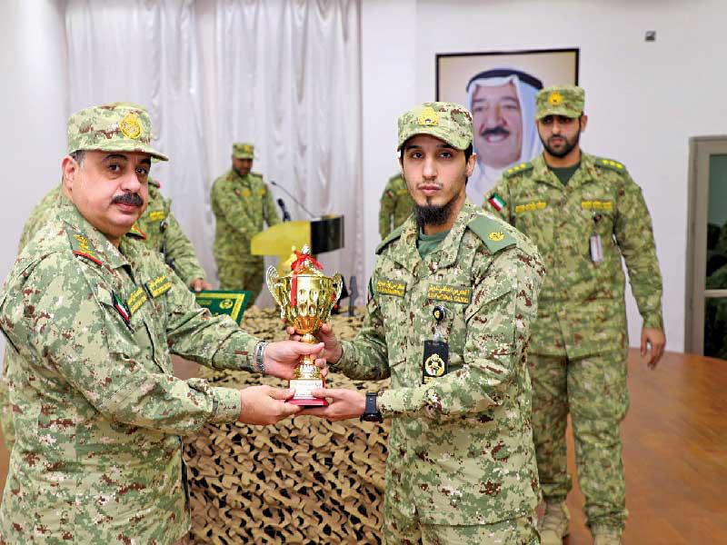 الرفاعي مكرماً أحد الخريجين