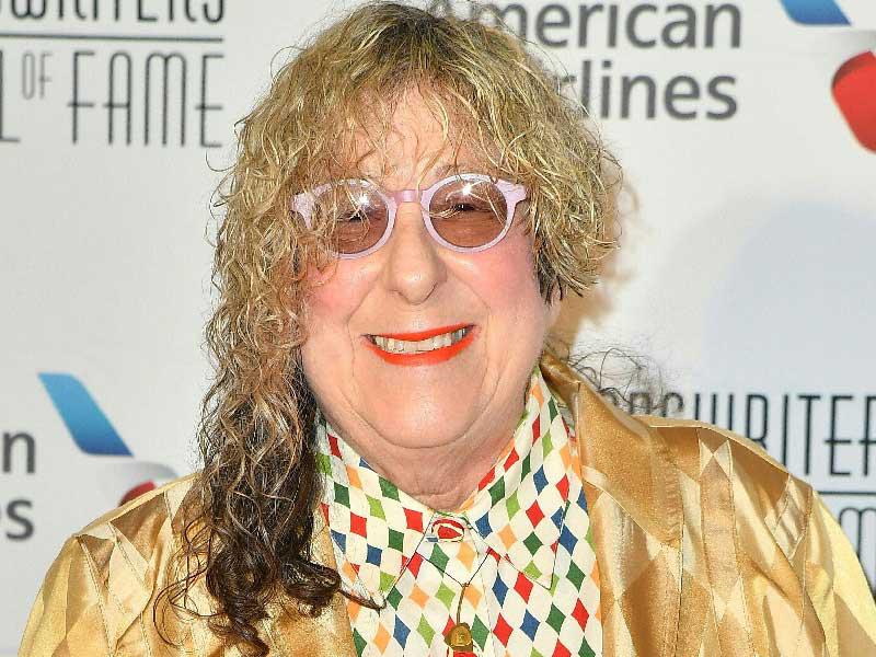 الكاتبة آلي ويليس