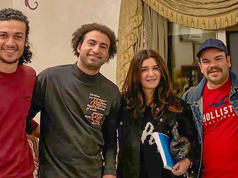 صورة  الفنان الكوميدي علي ربيع مع فريق عمل فيلم «الخطة العامية»