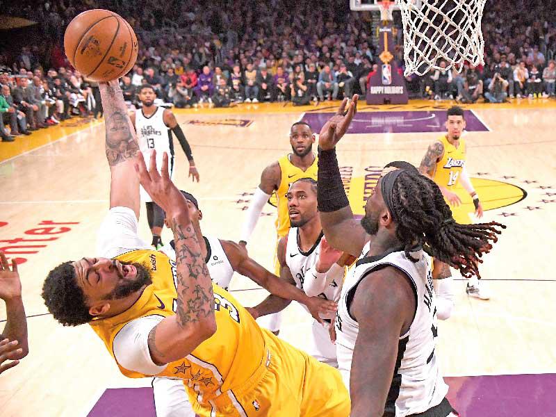 جانب من مباراة ليكرز وكليبيرز