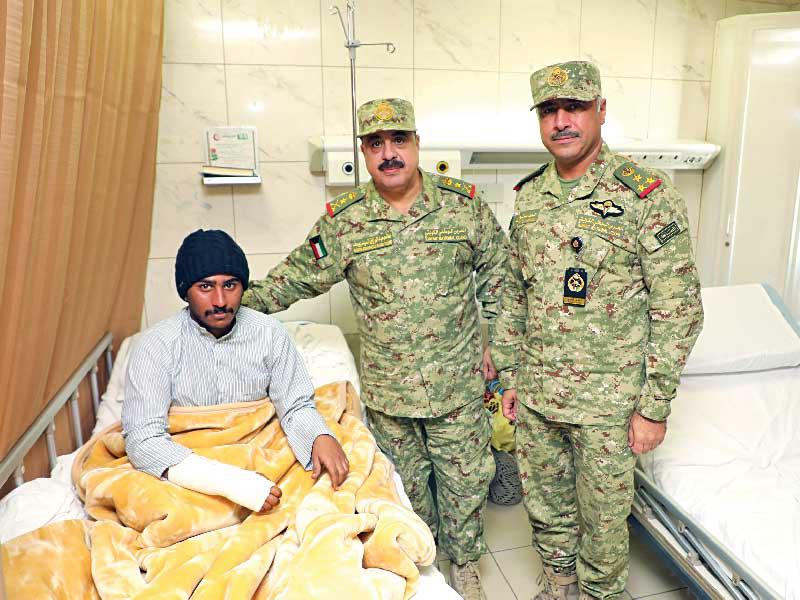 الرفاعي وأحمد خلال زيارة العسكري المصاب 