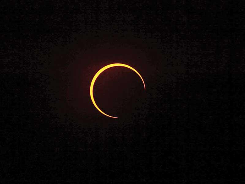 مشهد كسوف حلقي للشمس