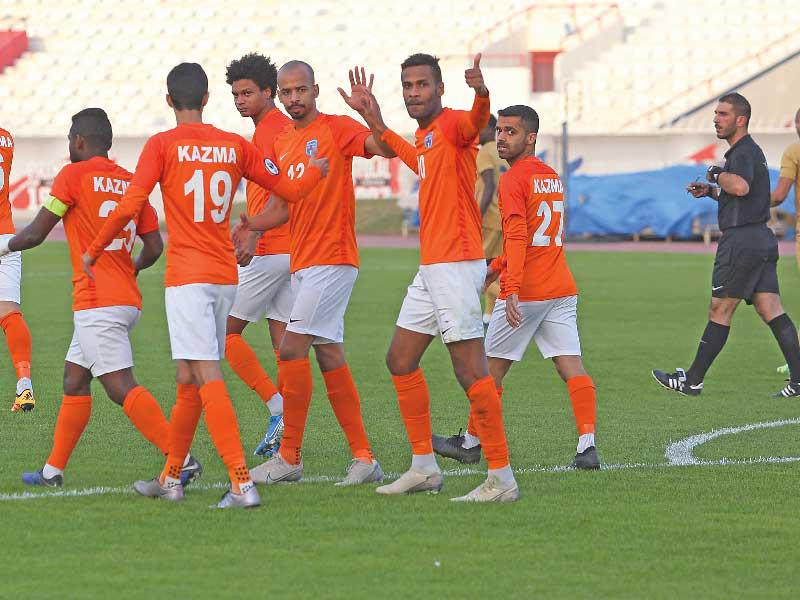 لاعبو كاظمة يحتفلون بهدف الفرج t(تصوير جورج رجي)