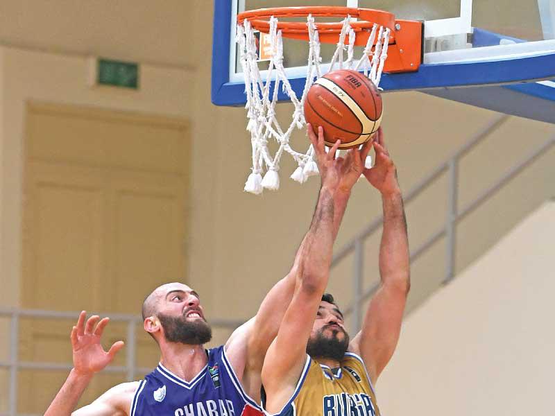 صراع تحت السلة في مباراة الشباب وبرقان