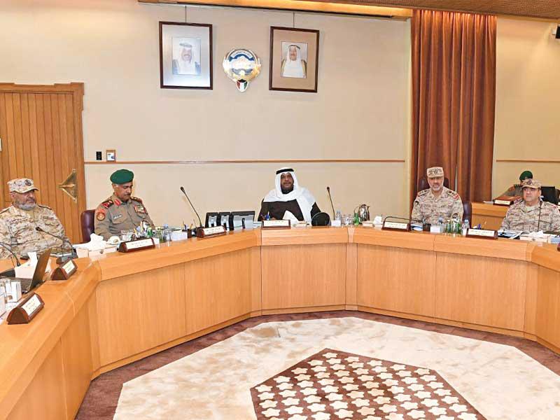 نائب رئيس مجلس الوزراء وزير الدفاع الشيخ أحمد المنصور مجتمعا برئيس الأركان العامة للجيش الفريق الركن محمد  الخضر، ونائبه الفريق الركن عبدالله النواف، وأعضاء مجلس الدفاع العسكري وعدد من كبار قادة الجيش