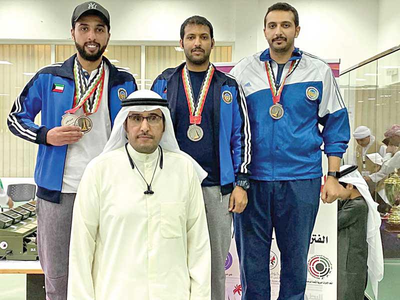 أبطال الرماية على منصة التتويج ضمن منافسات رماية المسدس ضغط هواء 10م خلال البطولة العربية لرماية أسلحة الرصاص