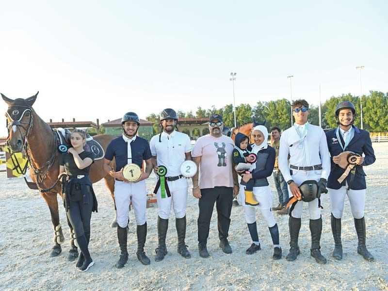 صورة تجمع الفرسان الفائزين في البطولة المحلية الأولى لقفز الحواجز التي نظمها مركز الكويت للفروسية