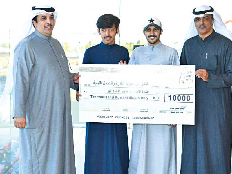  المستشار طارق النصف، ورئيس اللجنة التنظيمية لبطولة القدرة والتحمل الليلية سلطان العذاب  يكرمون الابطال الفائزين