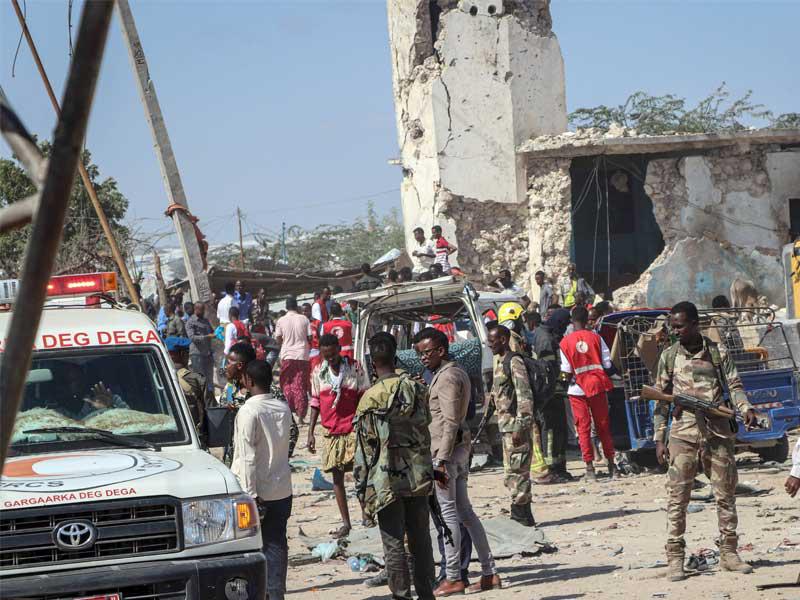  موقع انفجار السيارة المفخخة في العاصمة الصومالية مقديشو  (أ ف ب) 