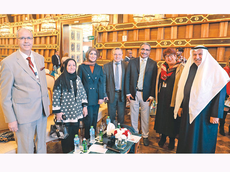  رئيسة قسم التراخيص الطبية بوزارة الصحة د. سعاد أبل وإدارة مستشفى دار الشفاء