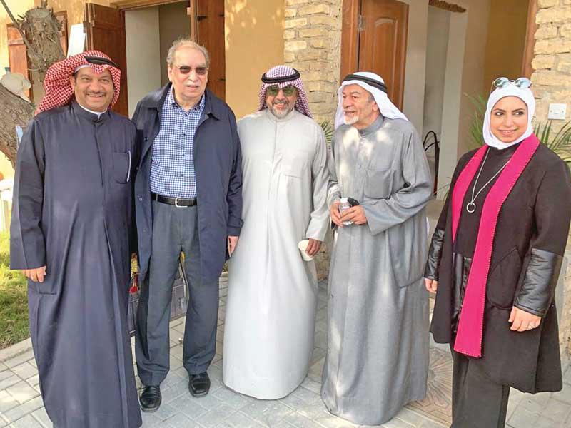 علي العوض مع مجموعة من الفنانين 