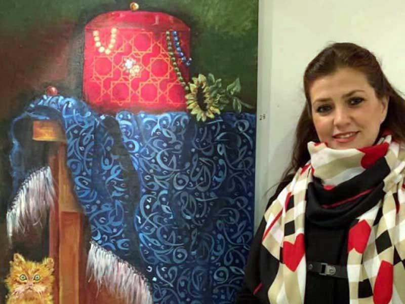 المشرفة على معرض المركز الثقافي في منطقة كفرسوسة في العاصمة السورية دمشق التشكيلية ريم قبطان