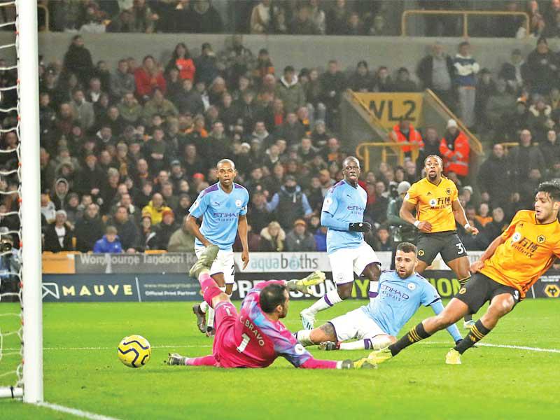 خمينيس نجم نادي ولفرهامبتون  يحرز هدفاً في مرمى نادي مانشستر سيتي ضمن منافسات الدوري الإنكليزي الممتاز لكرة القدم