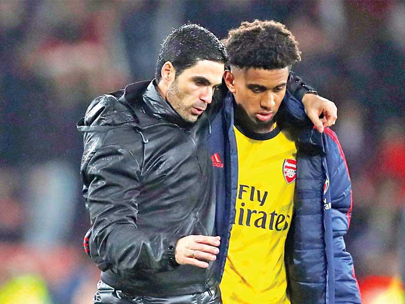 مدرب نادي ارسنال الانجليزي ميكيل أرتيتا  والمهاجم الشاب نيلسون 