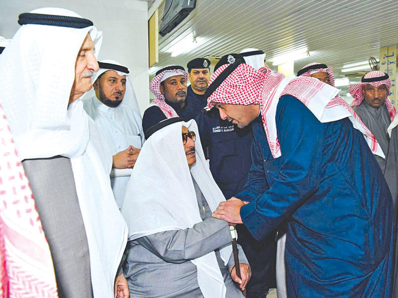 الصالح يقدِّم العزاء لعائلة الثويني