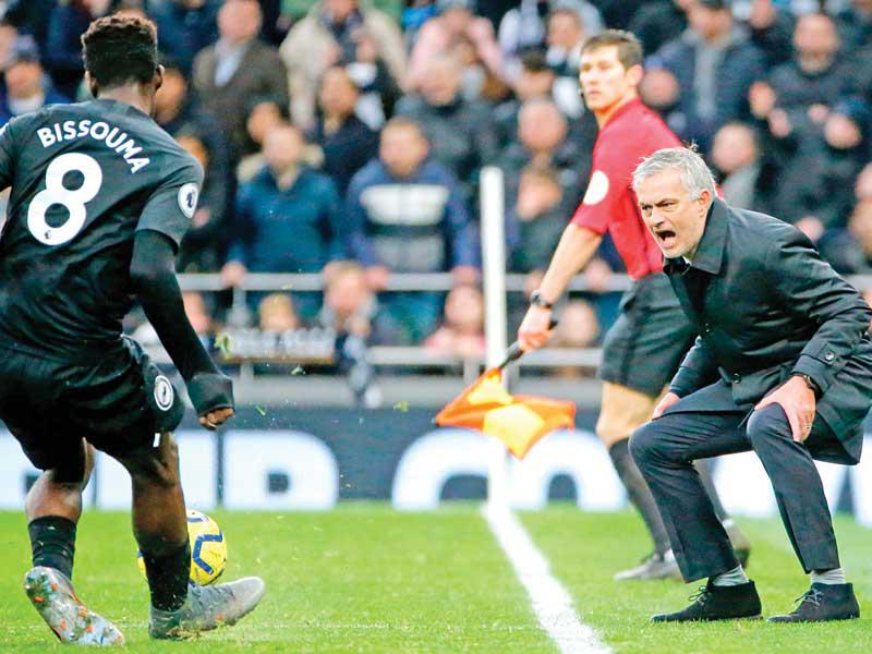 المدرب البرتغالي جوزيه مورينيو مدرب نادي توتنهام الانجليزي خلال مواجهة نادي برايتون