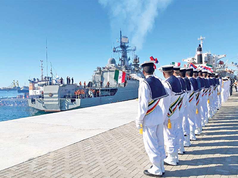 عناصر بالبحرية الإيرانية يرحبون بنظرائهم الروس والصينيين في مرفا شاهابار الايراني (أ ف ب)
