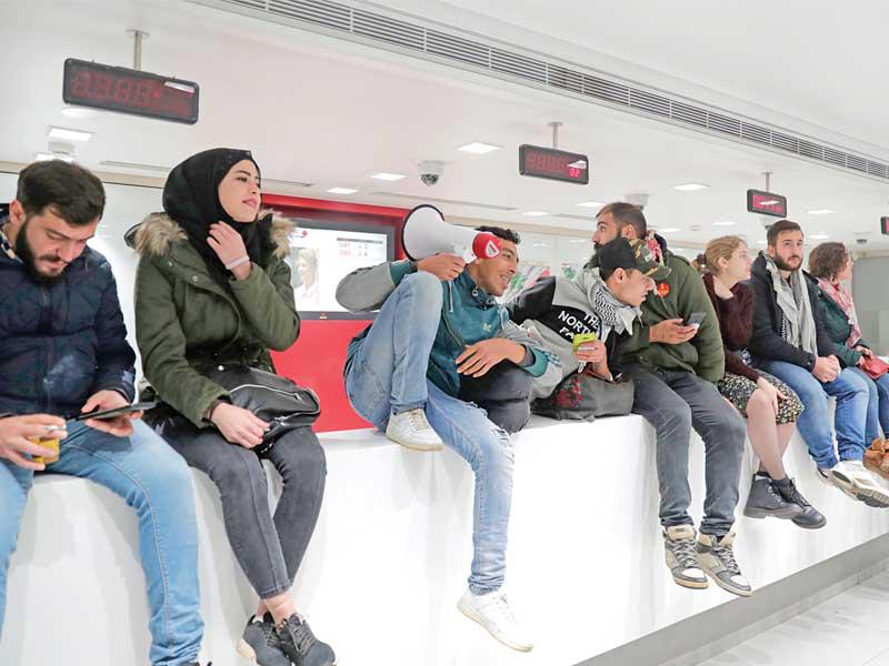 متظاهرون يقتحمون مصرفا في بيروت احتجاجاً على إجراءات المصارف في ظل الازمة الاقتصادية (ا ف ب)