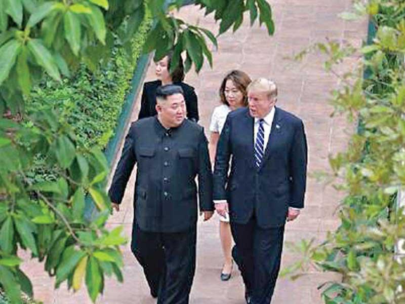 الرئيس الأميركي دونالد ترامب وزعيم كوريا الشمالية كيم جونغ أون خلال لقاء سابق جمعهما