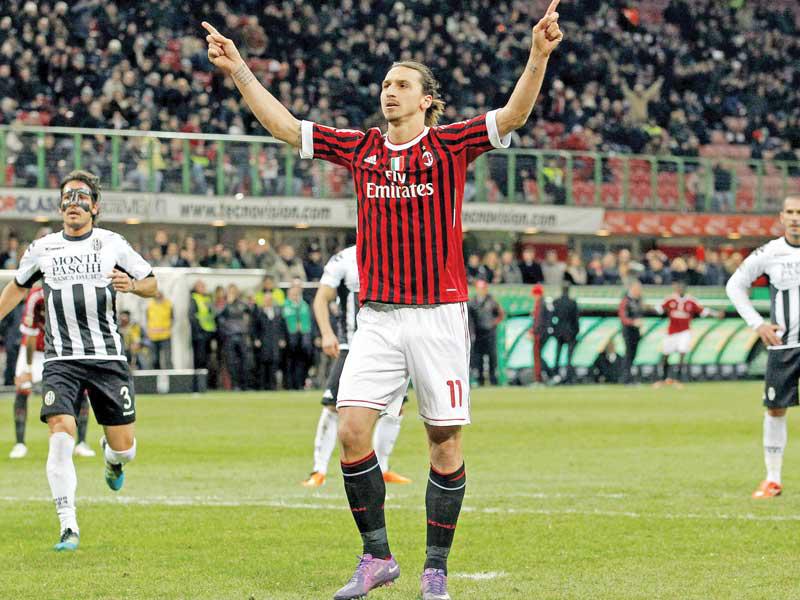 المهاجم السويدي المخضرم زلاتان ابراهيموفتش مع ميلان عام 2011