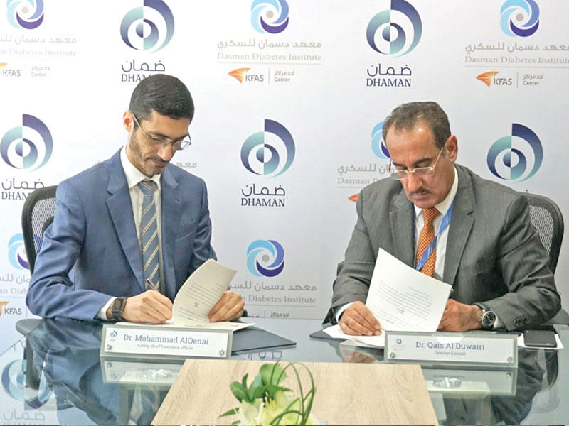 الدويري والقناعي خلال توقيع اتفاقية التعاونn