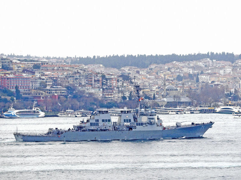المدمرة الأميركية «روس» تعبر مضيق البوسفور أمس (رويترز)n