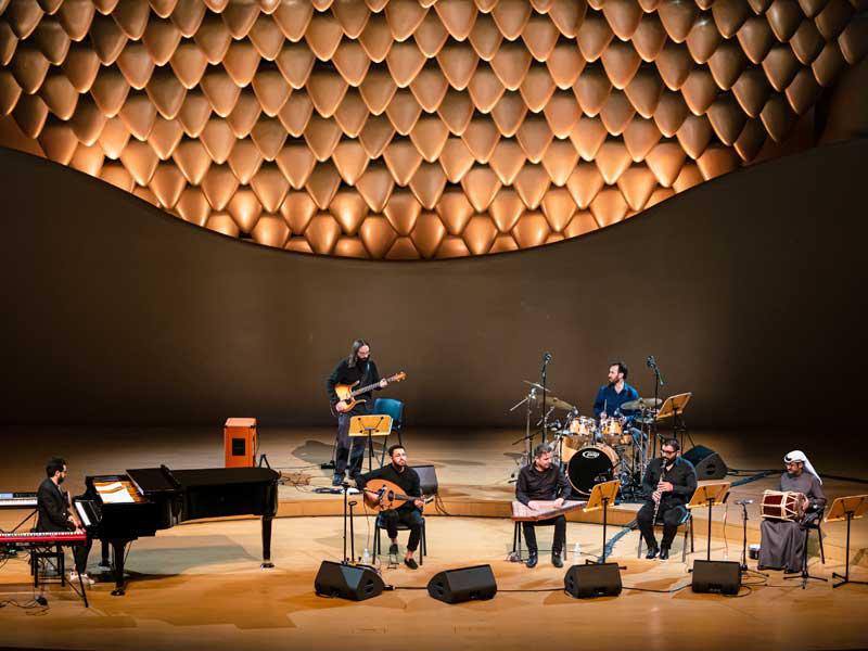 الشيبة متوسطاً فرقته الموسيقية 