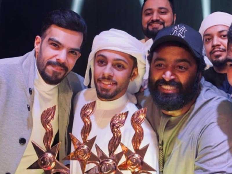 عثمان الشطي يحتفي بالجائزة مع فريق «أمنية مفقودة»