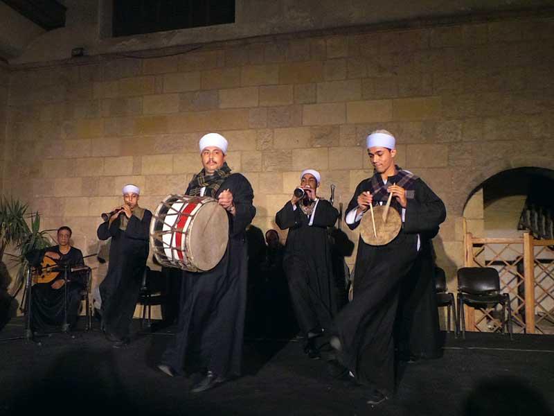 عزف المزامير والربابة 