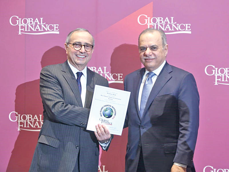 الماجد متسلماً جائزة أفضل بنك إسلامي في واشنطن